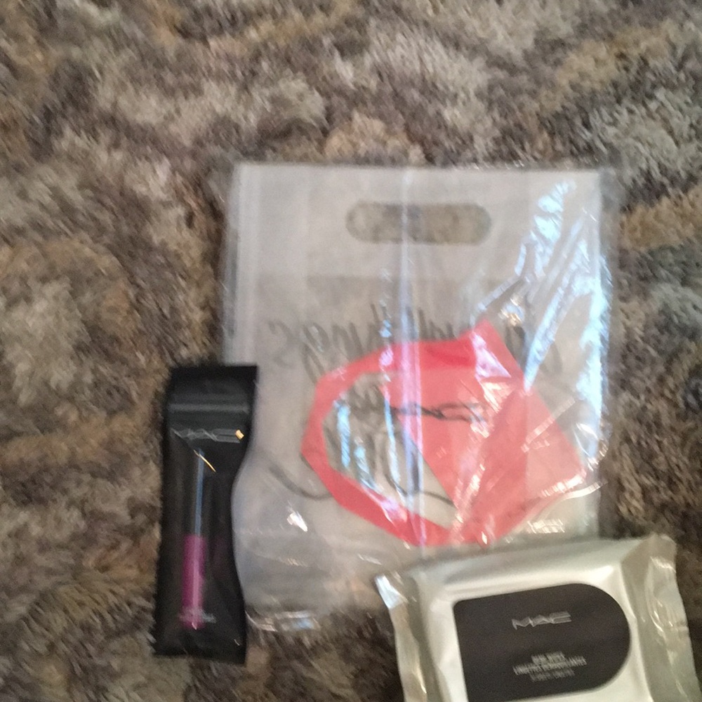 MAC LIP GLOSS & DEMI-WIPES - Picture 4 of 8